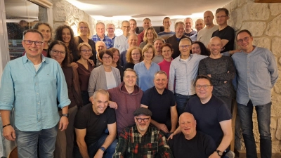 Die ehemaligen Abiturientinnen und Abiturienten des Stiftland-Gymnasiums Tirschenreuth von 1990 bei ihrem Treffen (Bild: Doris Gallitzdörfer)