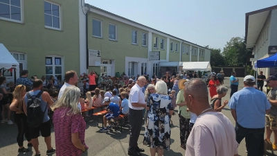 Zahlreiche Besucher auf dem Hoffest der Freien Evangeliums Gemeinde Weiden. (Bild: Katrin Feil)