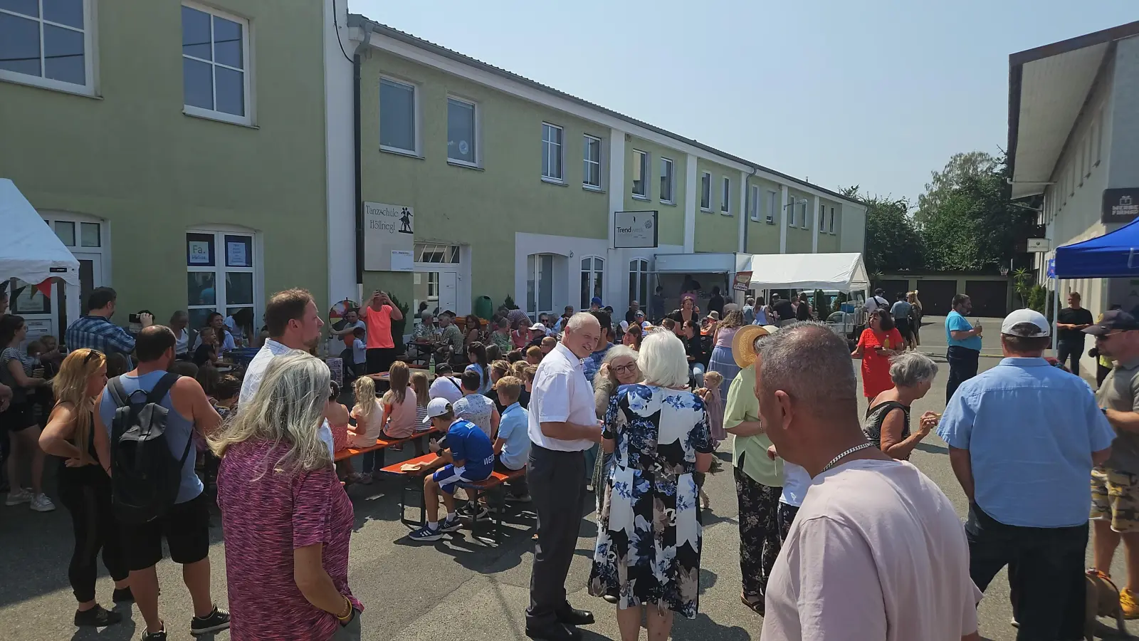 Zahlreiche Besucher auf dem Hoffest der Freien Evangeliums Gemeinde Weiden. (Bild: Katrin Feil)