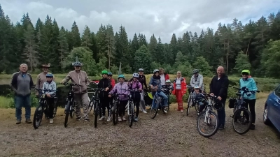 Kinder und Erwachsene genießen die Fahrradtour, die Mädchen und Jungen auch die Floßfahrt auf dem Sieben-Insel-Weiher. (Bild: Anja Thalhauser)