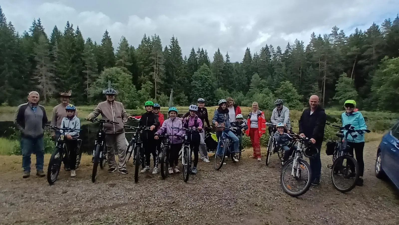 Kinder und Erwachsene genießen die Fahrradtour, die Mädchen und Jungen auch die Floßfahrt auf dem Sieben-Insel-Weiher. (Bild: Anja Thalhauser)