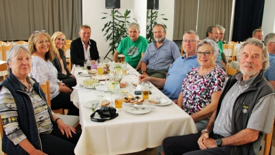 Beim gemütlichen Beisammensein im Kulturhaus von Links nach rechts Frau Funker, Frau Zeitler, Frau Dobler, Stadtrat Georg Dobler Bürgermeister Josef Holecek, Bürgermeister Frank Zeitler, Frau Kramer und Helmut Kramer. (Bild: Josef Götz)