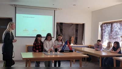 Brandschutzerzieherin erklärte den Kindern den sicheren Umgang mit Feuer.<br> (Bild: Ann-Kathrin Bauer)