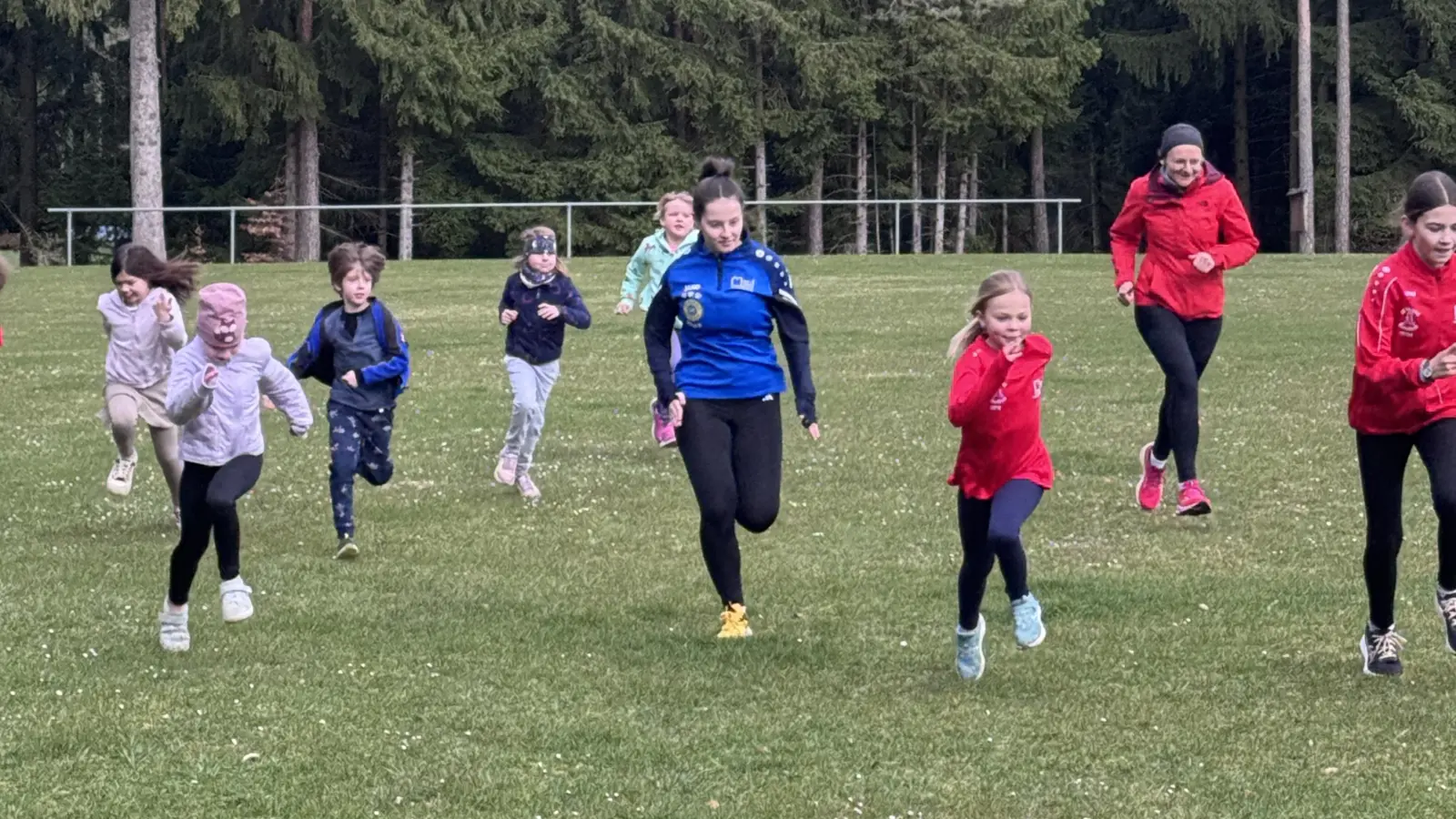 Die Wiesenflitzer freuten sich, nach der Hallensaison endlich wieder im Freien zu trainieren (Bild: Jochen Kellner-Bodendörfer)