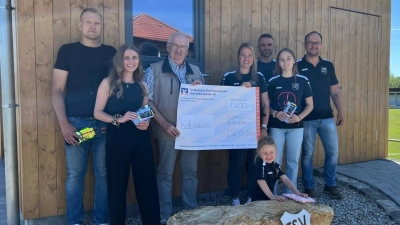 Die Akteure des Spendenlaufes (v.l.) mit Dominik Hanauer, Laura Dangriess, Vorsitzender Herbert Putzer von der Kinderkrebshilfe, Carina Kaiser, Florian Bauer, Anna Lehner, Lotta Kaiser und TSV-Vorsitzender Thomas Meckl. (Bild: Michelle Forster)