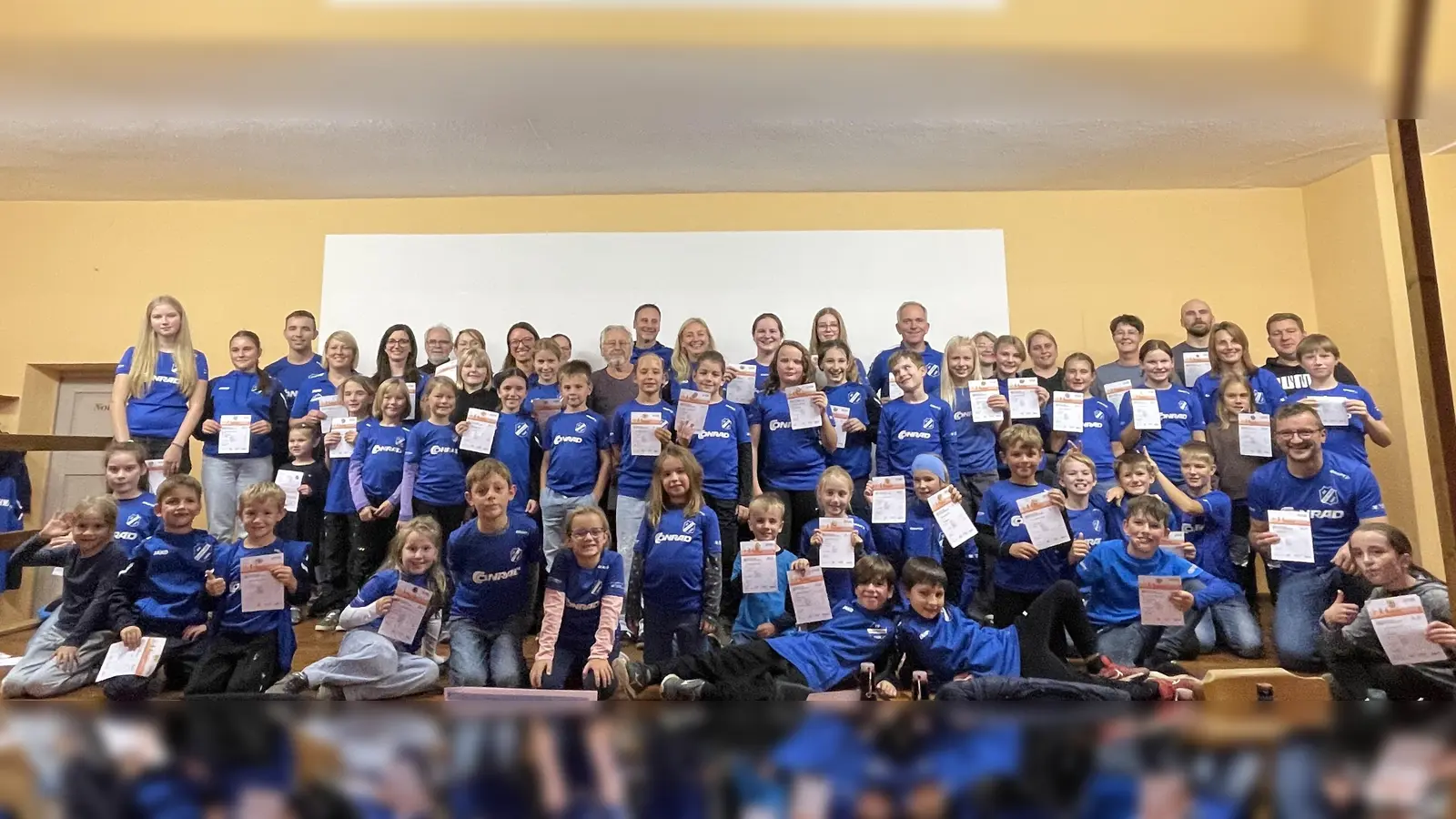 die Teilnehmer/-innen des Sportabzeichens bei der Verleihung (Bild: Stephanie Fuchs)