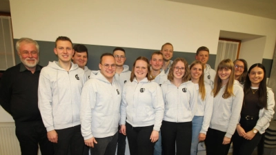 Katharina Baumann und Alexander Wolf (Sechste und Vierter von links) leiten künftig die Katholische Landjugend Burkhardsreuth, die 2025 ihr 80-jähriges Bestehen feierte. (Bild: Bernhard Piegsa)