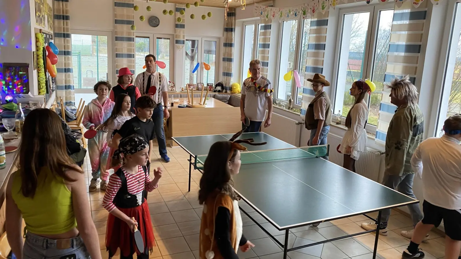 Faschingstischtennis (Bild: Nicola Wallner)