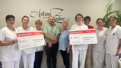 Erna Ermer, Ewald Schmiegel und Johanna Schiller (Dritte bis Fünfte von links) spendeten je 500 Euro an die Säuglings- und die Palliativstation der Kliniken Nordoberpfalz. (Bild: Friedrich Peterhans, KNO)
