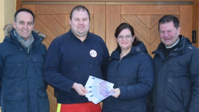 Stellvertretend für die 10 ehrenamtlichen Sammlerinnen und Sammlern der Pfarrei überreichte Bettina Rösch an First Responder Gründer Manfred Rupprecht (zweiter von links) 2000 Euro. Geber wie Nehmer freuten sich gleichermaßen (links Bürgermeister Hans-Jürgen Strehl, rechts Pfarrer Hans Zeltsperger) über die großzügige Spende. (Bild: Elfriede Winter )