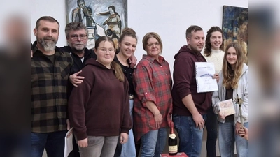 Zweiter Schützenmeister Stefan Lautner (links) mit den erfolgreichen Teilnehmern des Glaskugelschießens. Den ersten Preis gewann Werner Künneth aus Oberbibrach (2. v. l.). (Bild: Gerhard Löckler)