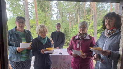 Maiandacht - organisiert vom Frauenbund<br>vorne von links: Inge Daller, Anneliese Pilarski, Maria Kraus, Erna Märkl - Vorstandsteam Frauenbund-<br>hinten Mitte: Pfarrer Helmut Brügel (Bild: Anita Hartmann)