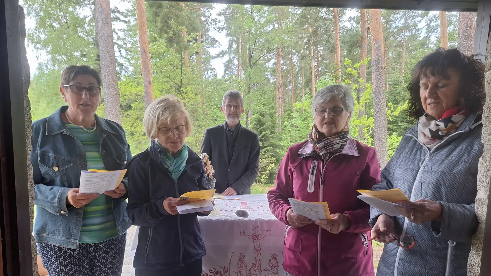 Maiandacht - organisiert vom Frauenbund<br>vorne von links: Inge Daller, Anneliese Pilarski, Maria Kraus, Erna Märkl - Vorstandsteam Frauenbund-<br>hinten Mitte: Pfarrer Helmut Brügel (Bild: Anita Hartmann)