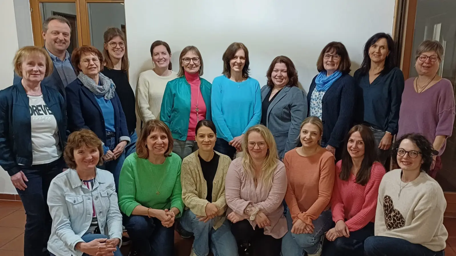  Die wiedergewählte Vorstandschaft und den Vorsitzenden Marga Schieder-Beierl (sechste von links) und Manuela Weißenburger (siebte von links) mit den Übungsleiterinnen und Bürgermeister Anton Kappl. (Bild: Manuela Weißenburger)