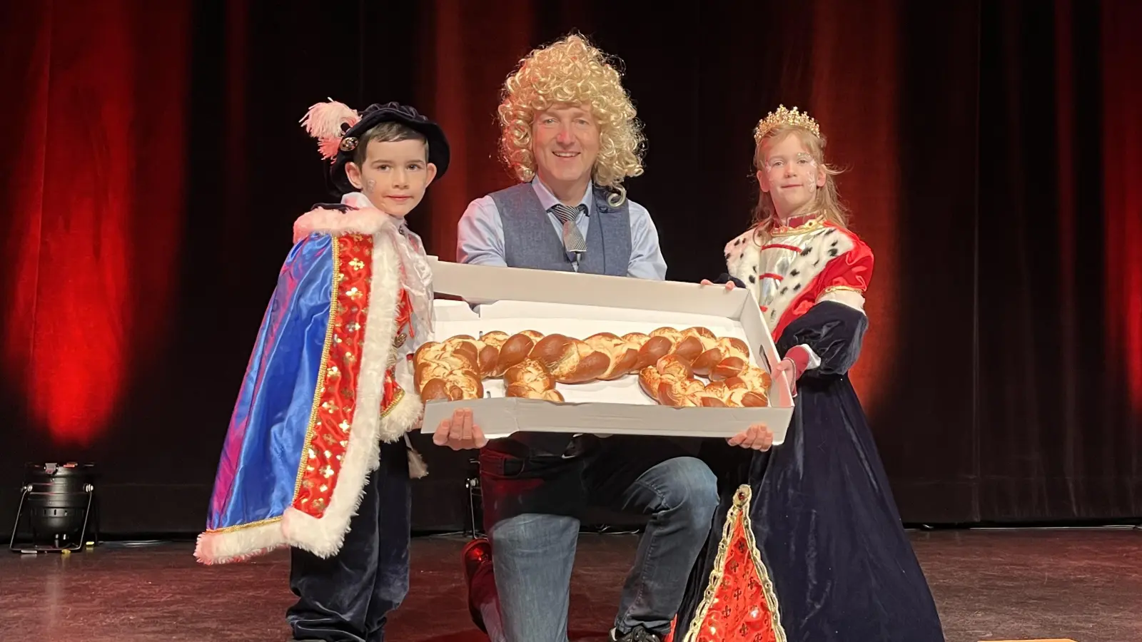 Bürgermeister Albert Geitner überreichte Prinz Benedikt und Prinzessin Martha symbolisch den Schlüssel fürs Rathaus. (Bild: Regina Kießling)