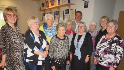 Die neu gewählte Vorstandschaft und die Geehrten des Ortsverein der Arbeiterwohlfahrt. Kreisvorsitzende Karin Gesieirich(links) und Bürgermeister Ernst Schicketnaz (hinten rechts) gratulierten. (Bild: Johann Adam)