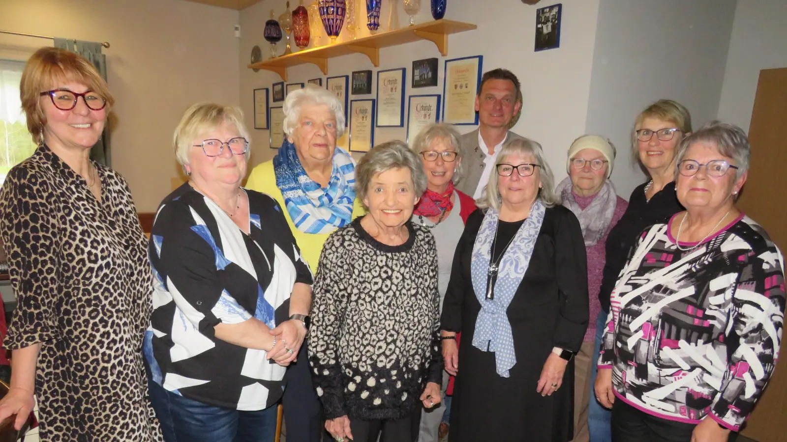 Die neu gewählte Vorstandschaft und die Geehrten des Ortsverein der Arbeiterwohlfahrt. Kreisvorsitzende Karin Gesieirich(links) und Bürgermeister Ernst Schicketnaz (hinten rechts) gratulierten. (Bild: Johann Adam)