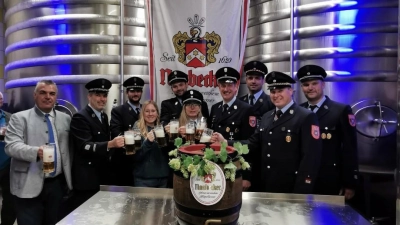 Bierprobe für das 150-jährige Gründungsjubiläum der FF Iffelsdorf: Gemeinsam mit der Naabecker Schloßbrauerei wurde das Festbier vorgestellt und auf das Jubiläumsfest vom 26. bis 28. Juni 2026 angestoßen (Bild: Michael Kiener)