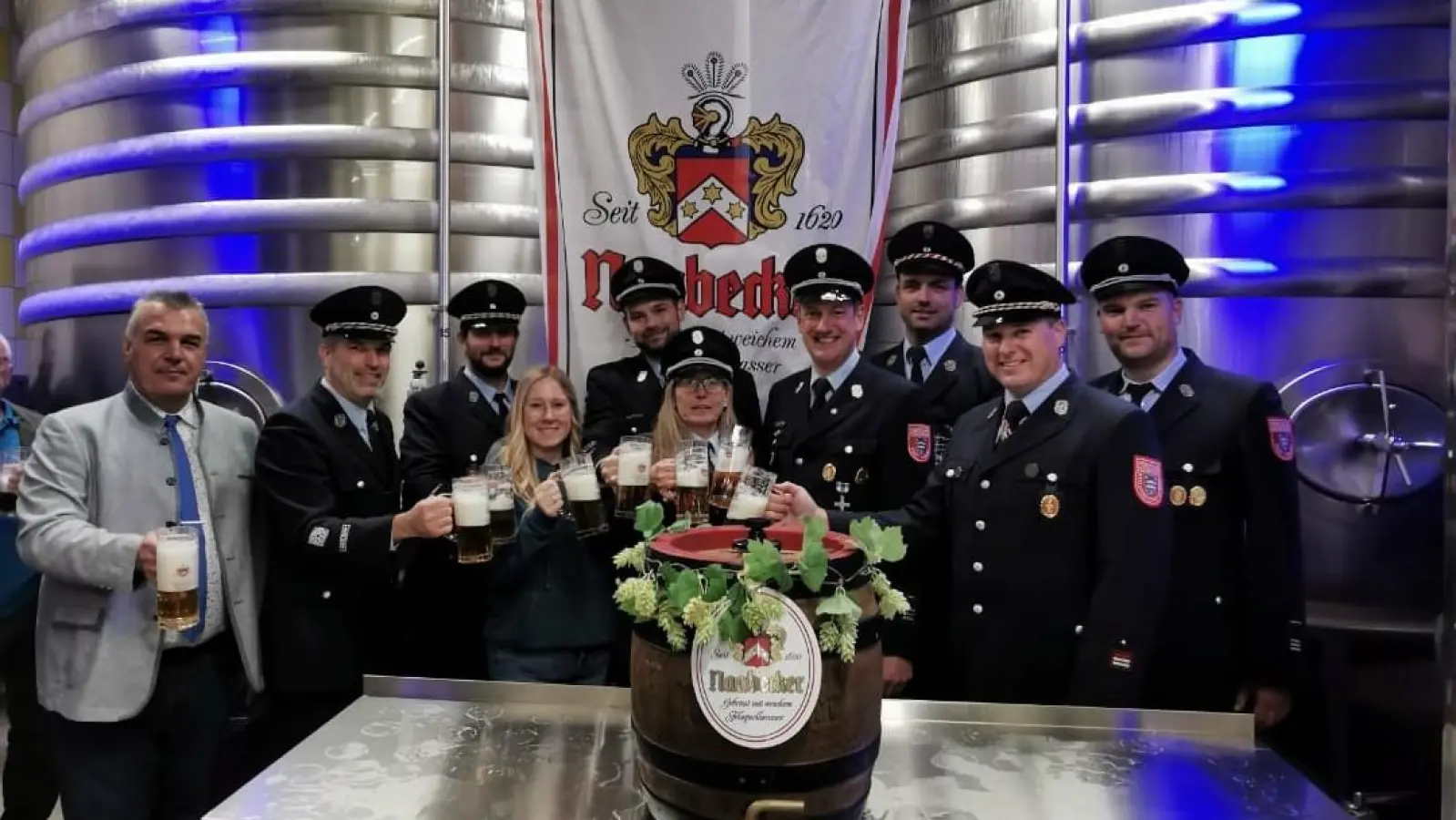 Bierprobe für das 150-jährige Gründungsjubiläum der FF Iffelsdorf: Gemeinsam mit der Naabecker Schloßbrauerei wurde das Festbier vorgestellt und auf das Jubiläumsfest vom 26. bis 28. Juni 2026 angestoßen (Bild: Michael Kiener)