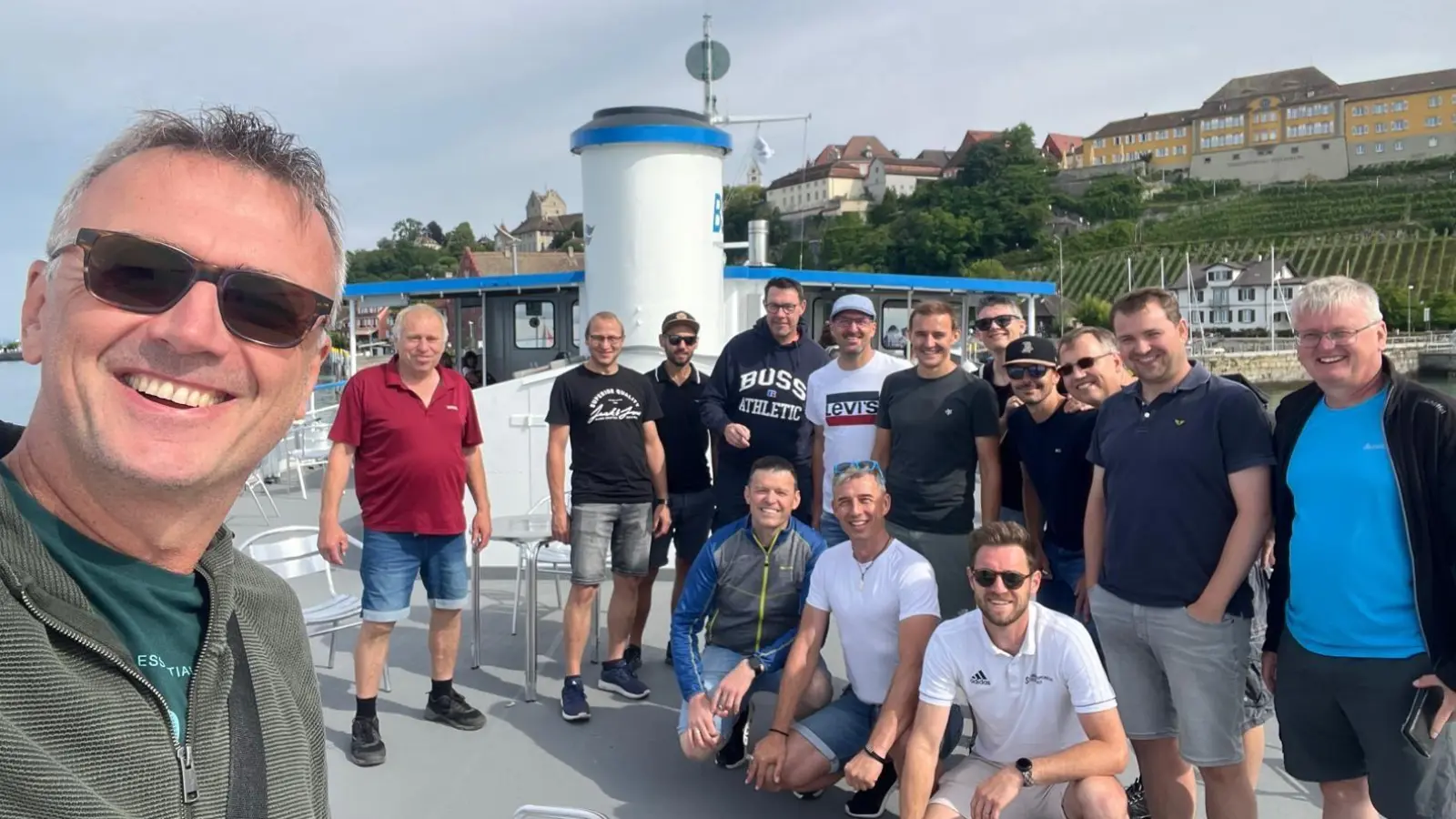 Teammanager Thomas Rumpler (links) hatte die Fahrt an den Bodensee organisiert, die überhaupt erst zustande kam, weil Jens Schlör einst beim FC Kluftern kickte und mittlerweile für die Alten Herren in Ursulapoppenricht auf Torejagd geht.  (Bild: Thomas Rumpler)