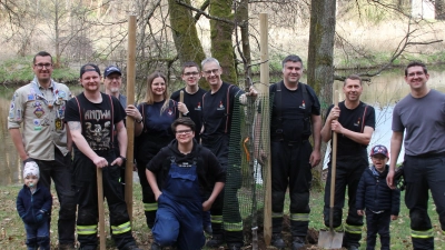 Auf dem Waldspielplatz pflanzten die Feuerwehrler einen Apfelbaum und geben zugleich im Rahmen der Challenge den Auftrag an andere Wehren weiter. (Bild: Robert Mark)