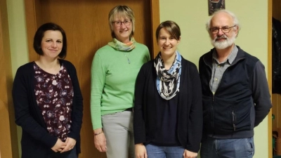 Vorstandsmitglied Sandra Born, Vorsitzende Heidi Leitl, Simone Raab, Hr. Pfr. Rosner (von links). <br> (Bild: Simone Weist)