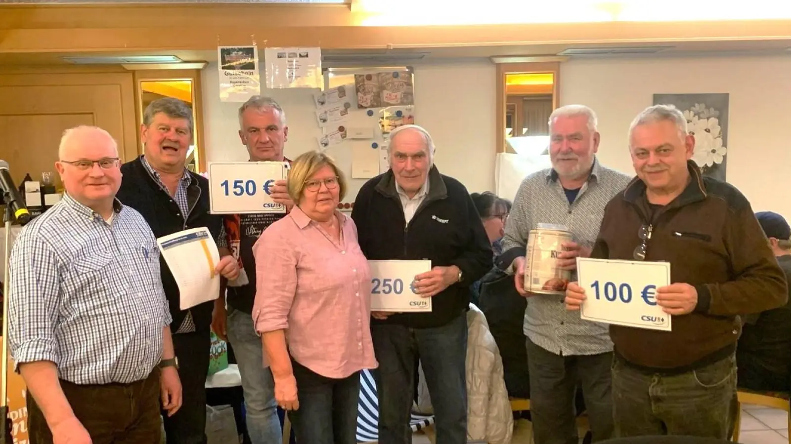 Glückliche Gewinner und zufriedene Veranstalter beim traditionellen Preisschafkopf der CSU Etzenricht. (Bild: Michael Feige)