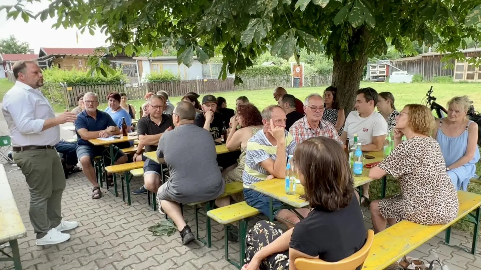 Landrat Hubert Schicker spricht bei der JHV der FW Waldsassen (Bild: Maria Wurm)