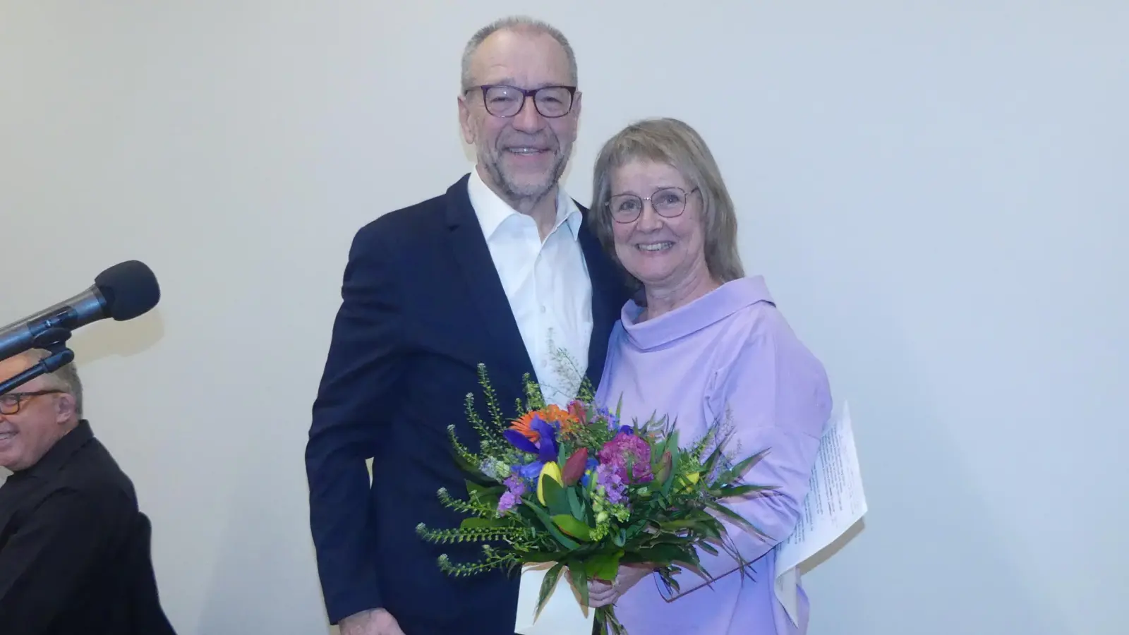 Mit Blumen bedankte sich Karl Lorenz bei GeHiH-Koordinatorin Elisabeth Gottsche, die nach einem Schlüsselerlebnis in Kronach mit großer Energie und Idealismus die Gründung der Gemeinschaft erreichte. (Bild: Walther Hermann)