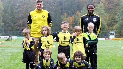 Die Etzelwanger U7-Truppe bei ihrem ersten Freundschaftsturnier am Sportplatz in Etzelwang. Den Kindern und auch ihren beiden Trainern Manuel Weber (links) und Emmanuel Maeda (rechts) ist die Freude anzusehen. (Bild: Christian Skiefe)