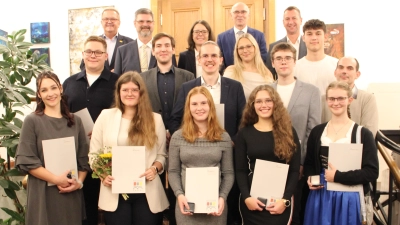 Auszeichnung für Spitzenleistungen: Die 13 besten Absolventinnen und Absolventen der Berufsschule wurden im Amberger Rathaus in einem feierlichen Rahmen geehrt. (Bild: Claudia Wittmann)