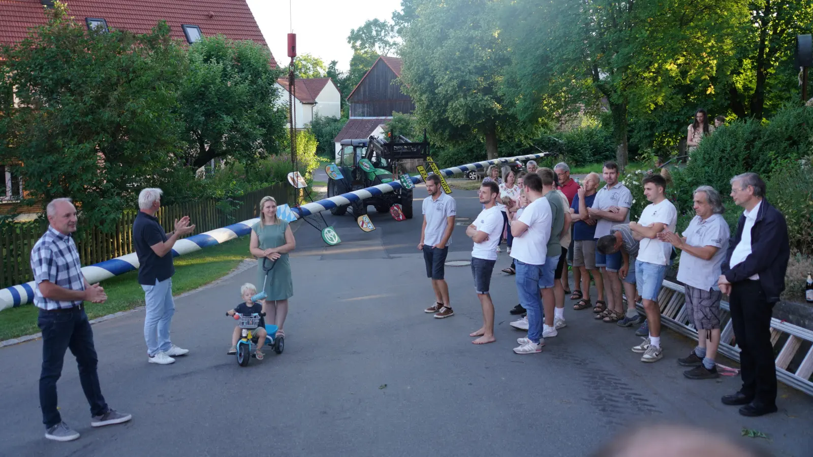 Der Lennesriether Dorfsprecher Georg Bocka (links) begrüßt die Lennesriether und die Gäste. Pfarrer Norbert Götz (rechts) spricht ein Gebet und segnet den Baum. (Bild: Franz Völkl )