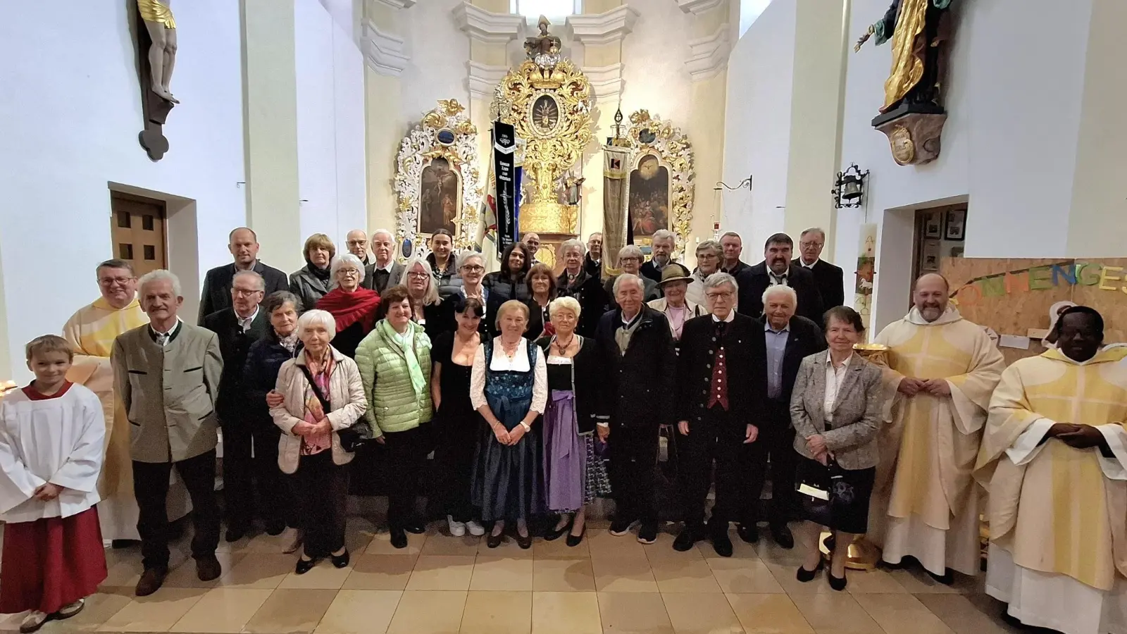 Die Mitglieder des Heimatvereins „Eslarner in München” mit (ab 2.v.l.) Pfarrer Udo Klösel, Vorsitzenden Heinrich Kleber, Bürgermeister Thomas Kleber und (v.r.) Pfarrvikar Dr. Basil Bazir Ngwega und Pater Felix Meckl. (Bild: Karl Ziegler)