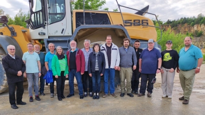 Die Teilnehmer vor einem Radlader der KWV (Bild: Andreas Schatz)