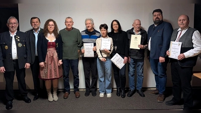 Die Jubilare mit den Ehrengästen: Erwin Himmelhuber, 2. Bgm. Günter Koller, stellvertr. Gauschützenmeisterin Tanja Hüttner, Lothar Weigl, Erwin Müller, Lisa Himmelhuber, Melanie Stubenvoll, Josef Kerscher, 1. Bgm. Stefan Frank und Georg Hausmann. (Bild: Erwin Himmelhuber)