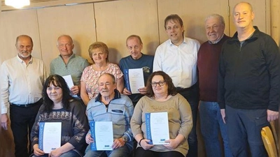 V.l.n.r vorne Vorsitzender Kotlar Siegfried, Müller Herbert 25 j. Kreisfrau Christine Erhard, Philipp Alois 25 J. 2. Vorsitzender Jürgen Kreuzer, 3.Bgm Eberhard Besold, Kreisgeschäftsführer Thomas Döhler, vorne Dummler Monika, 15 J, Pietsch Reinhard 30 J. Heser Doris 15 J. (Bild: Johann Kreuzer )