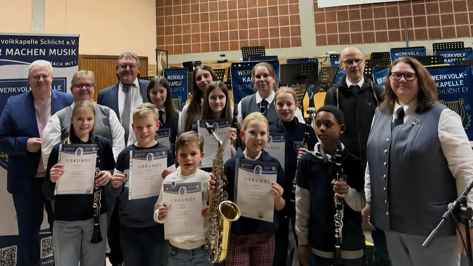 Landrat Richard Reisinger, Vorstand Anja Bauer, Greta Merkl, Bürgermeister Hans-Martin Schertl, Leo Kohl, Marie Schöpf, Luca Kohl, Laura Engelhardt, Helena Berger, Sophia Engelhardt, Valerie List, Emily Gradl, Dinel Taylor, stellv. Kreisvorsitzender Horst Bauer, Dirigentin und 2. Vorsitzende Sabine Kredler (Bild: Lena Wiesnet)