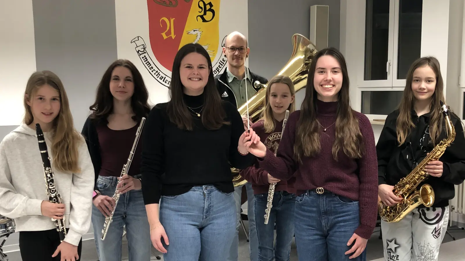 Jessica Zimmer (vorne links) übergibt an Annika Höfler (vorne rechts) den Dirigentenstab (Bild: Maria Hofmann)