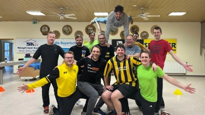 Das Männerballett bei seiner Probe (Bild: Josef Maschauer)