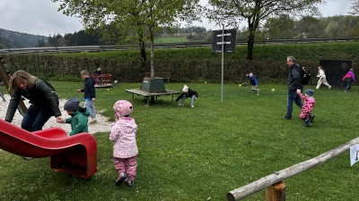 Die Suche am Spielplatz in Theisseil im vollen Gange  (Bild: Michael Schiller)