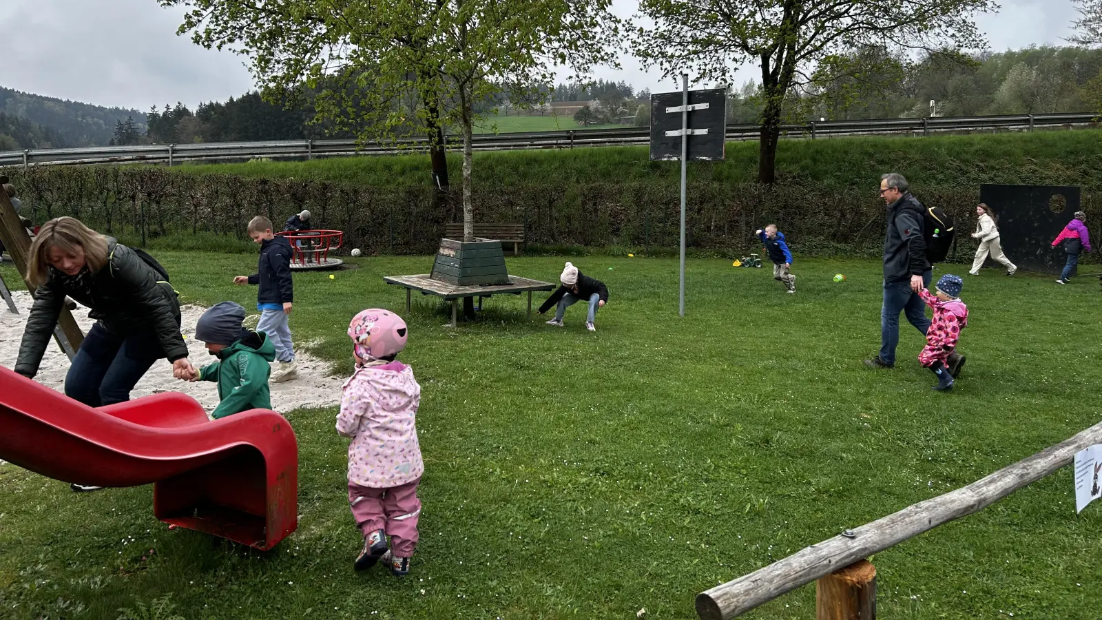 Die Suche am Spielplatz in Theisseil im vollen Gange  (Bild: Michael Schiller)