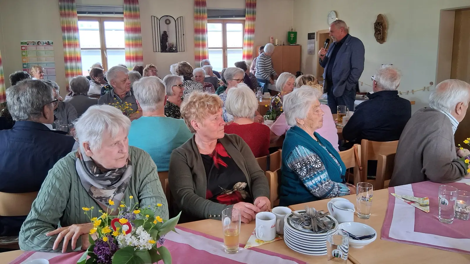 Für viele einsame Senioren bot die Maifeier eine willkommene Abwechslung. (Bild: Siegfried Bock)