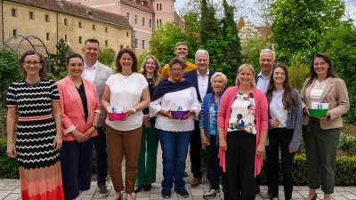 Mit ihren Gewinnen präsentierten sich die drei Sieger im Rosengarten des Landratsamtes. Landrat Richard Reisinger und die Organisatoren gratulierten. (Bild: Joachim Gebhardt)