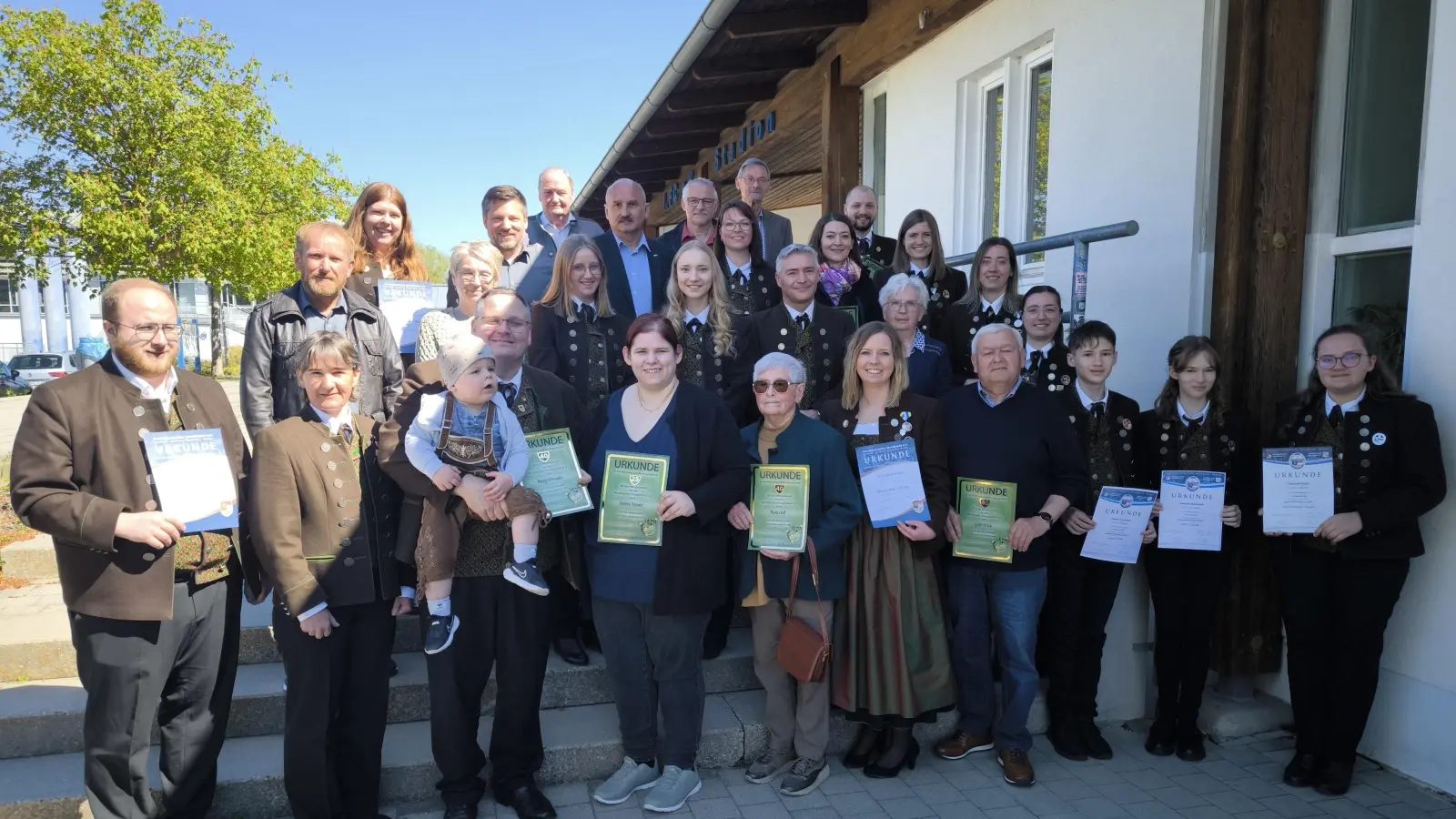 Die Geehrten zusammen mit Bürgermeister Peter Neumeier, Stellv. Kreisvorsitzendem des NBMB Hubert Schleicher und der Vorstandschaft. (Bild: Philipp Korb)