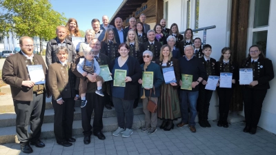 Die Geehrten zusammen mit Bürgermeister Peter Neumeier, Stellv. Kreisvorsitzendem des NBMB Hubert Schleicher und der Vorstandschaft. (Bild: Philipp Korb)