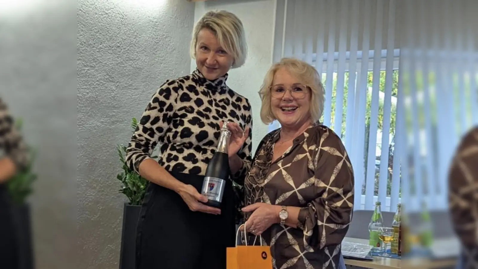 Jutta Streher, Vorständin des VdK Ursensollen, bedankt sich bei der Referentin und Diabetesberaterin Barbara Sporer für den sehr interessanten Vortrag mit einem Präsent. (Bild: Jutta Streher )