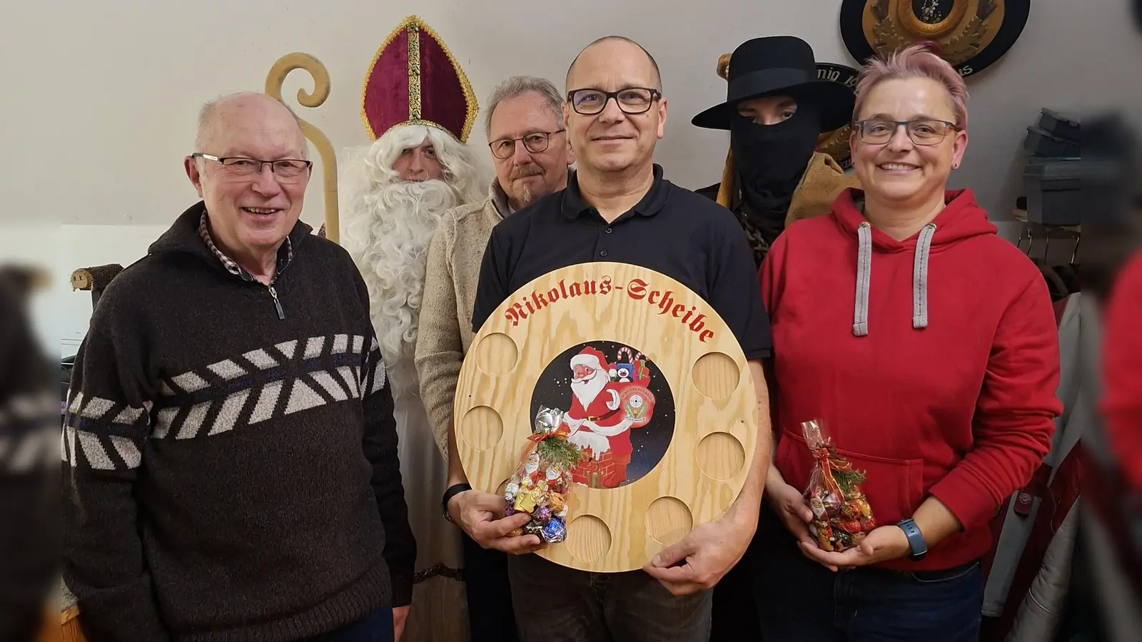 Schützenmeister Werner Gleißner (links) mit den Siegern Bertram Menzel (Mitte), Birgit Böttner (rechts) und Albert König (3. von links). (Bild: Michaela Purrer)