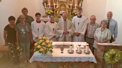 Das Bild zeigt von links nach rechts: Waltraud Arnold, Manuela Schmiegel, Ludwig Arnold, Felix Dötsch, Hannah Dötsch, Pfarrer Heribert Stretz, Raphael Übelmesser, Robert Steinkohl, Brigitte Steinkohl, Hans Schraml-Pöllmann (Bild: Birgit Übelmesser )