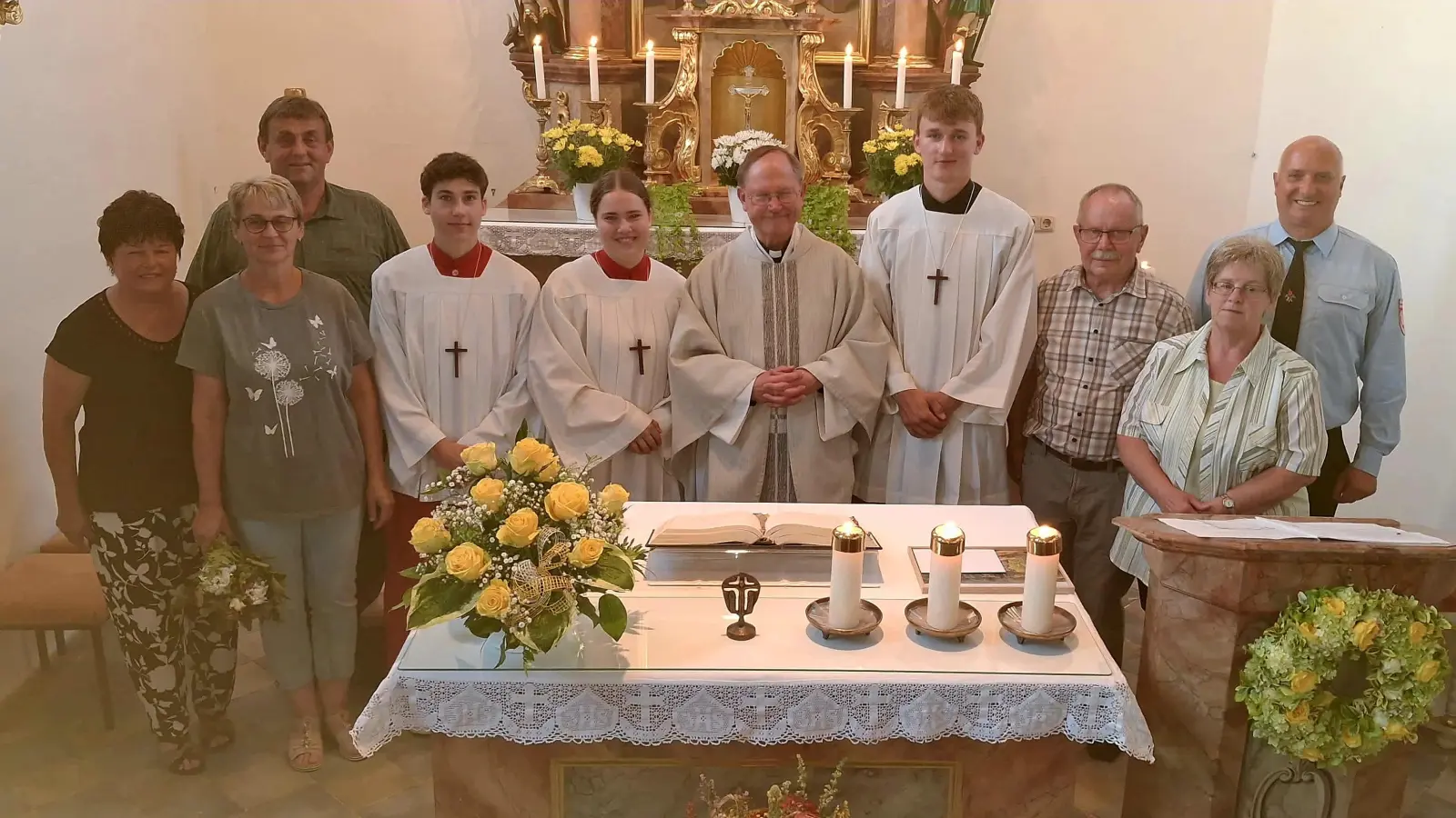Das Bild zeigt von links nach rechts: Waltraud Arnold, Manuela Schmiegel, Ludwig Arnold, Felix Dötsch, Hannah Dötsch, Pfarrer Heribert Stretz, Raphael Übelmesser, Robert Steinkohl, Brigitte Steinkohl, Hans Schraml-Pöllmann (Bild: Birgit Übelmesser )