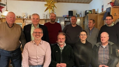 Von links, sitzend: Stefan König (Jagdvorsteher) und Wolfgang Schödel (Revierförster) sowie Frau Pätz und Herr Zier vom LBV. Stehend: Mitglieder der Vorstandschaft mit Bgm. Günter Kopp. (Bild: Nadine Kappauf)